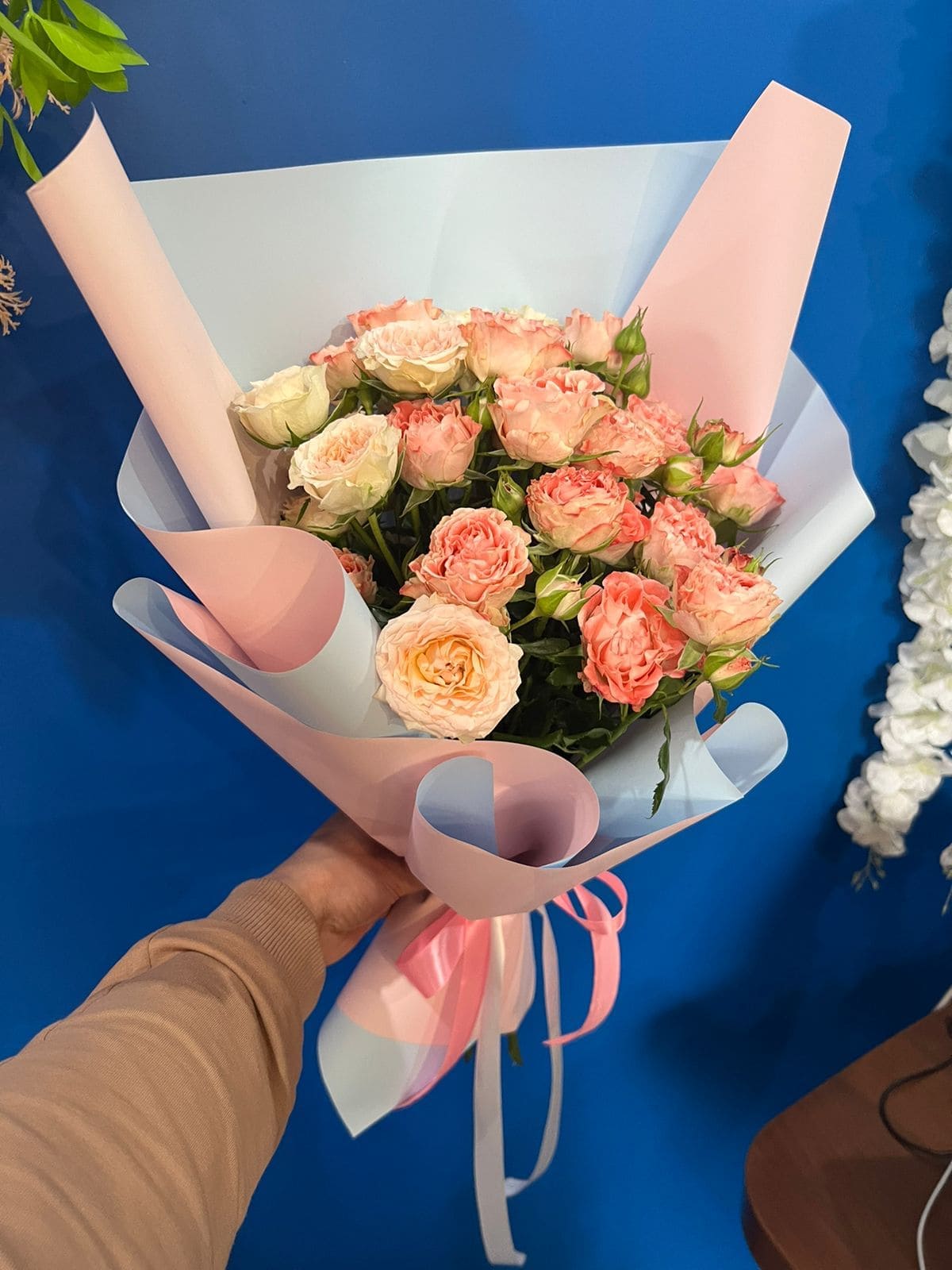 7 пионовидных кустовых роз 2550